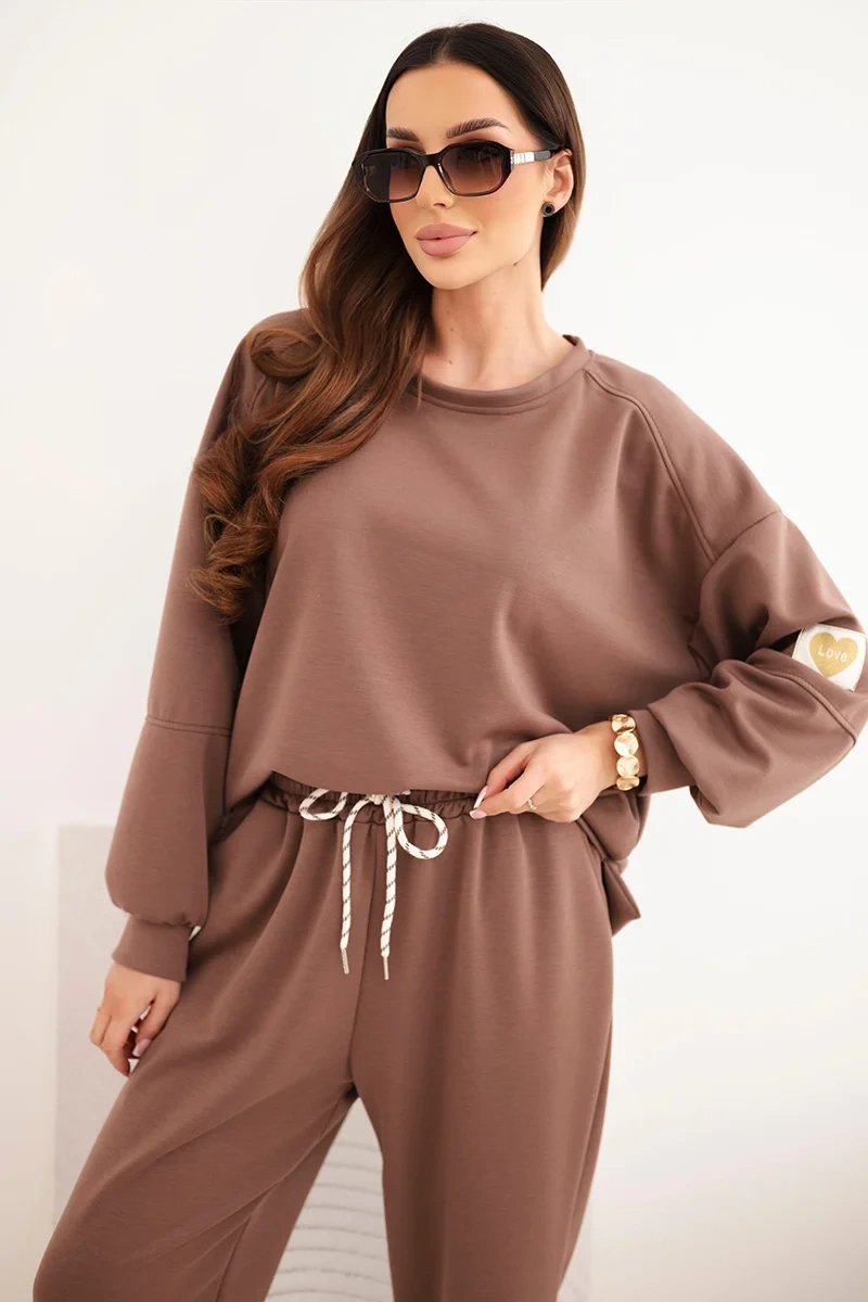 Komplet damski masełkowy z luźną bluzą i spodniami z napisem LOVE czekoladowy