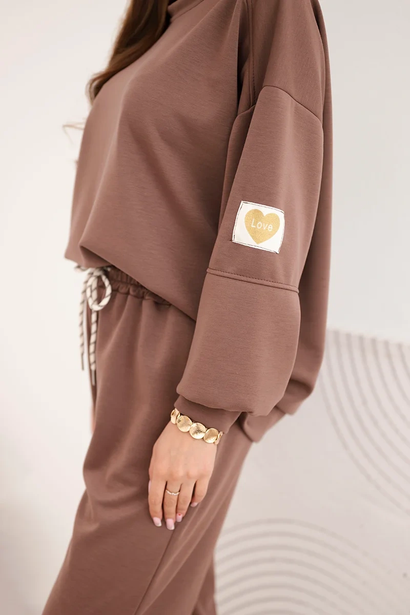 Komplet damski masełkowy z luźną bluzą i spodniami z napisem LOVE czekoladowy - obrazek 4