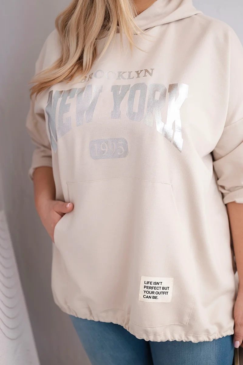 Bluza damska Plus Size wiskozowa z kapturem i kieszenią kangurką beżowa - obrazek 4