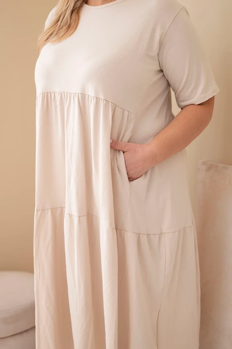 Sukienka damska bawełniana Plus Size z krótkim rękawem i falbaną beżowa - obrazek 4