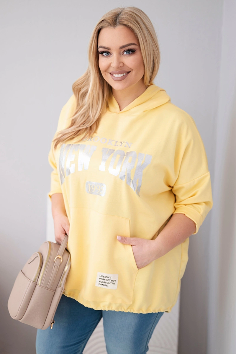 Bluza damska Plus Size wiskozowa z kapturem i kieszenią kangurką żółta