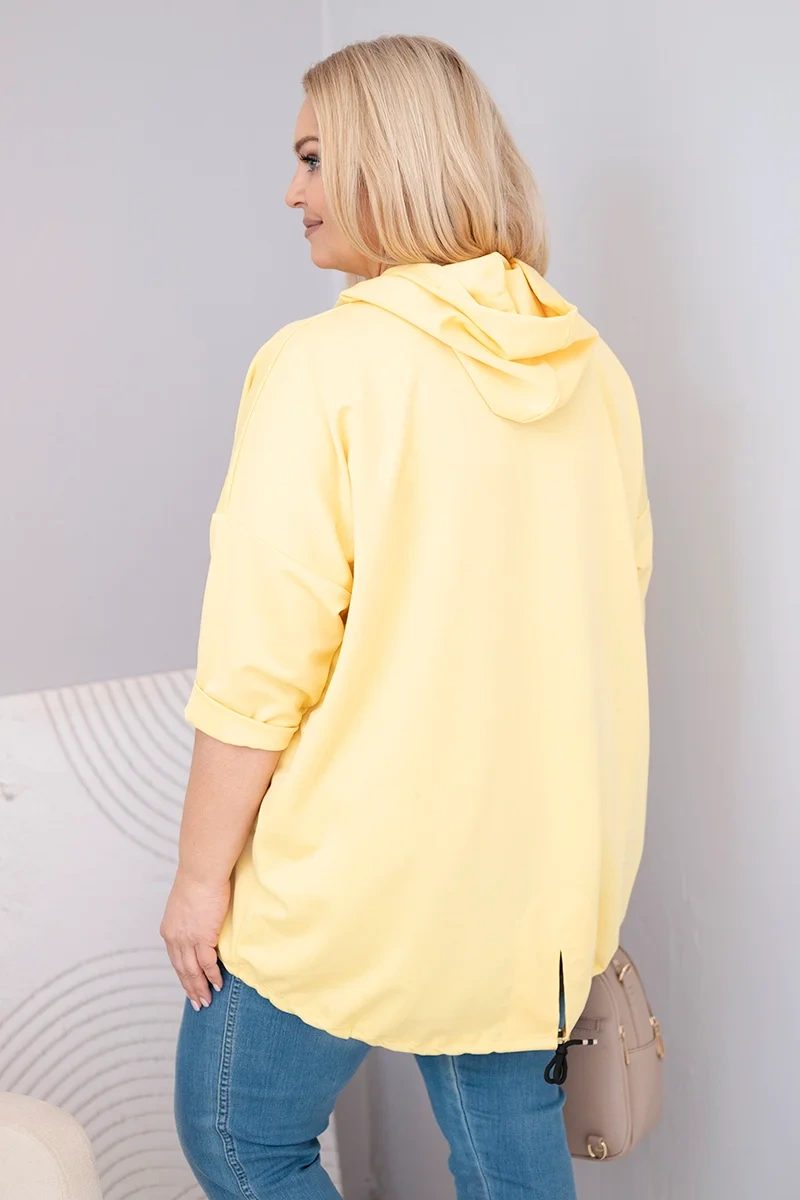 Bluza damska Plus Size wiskozowa z kapturem i kieszenią kangurką żółta - obrazek 3