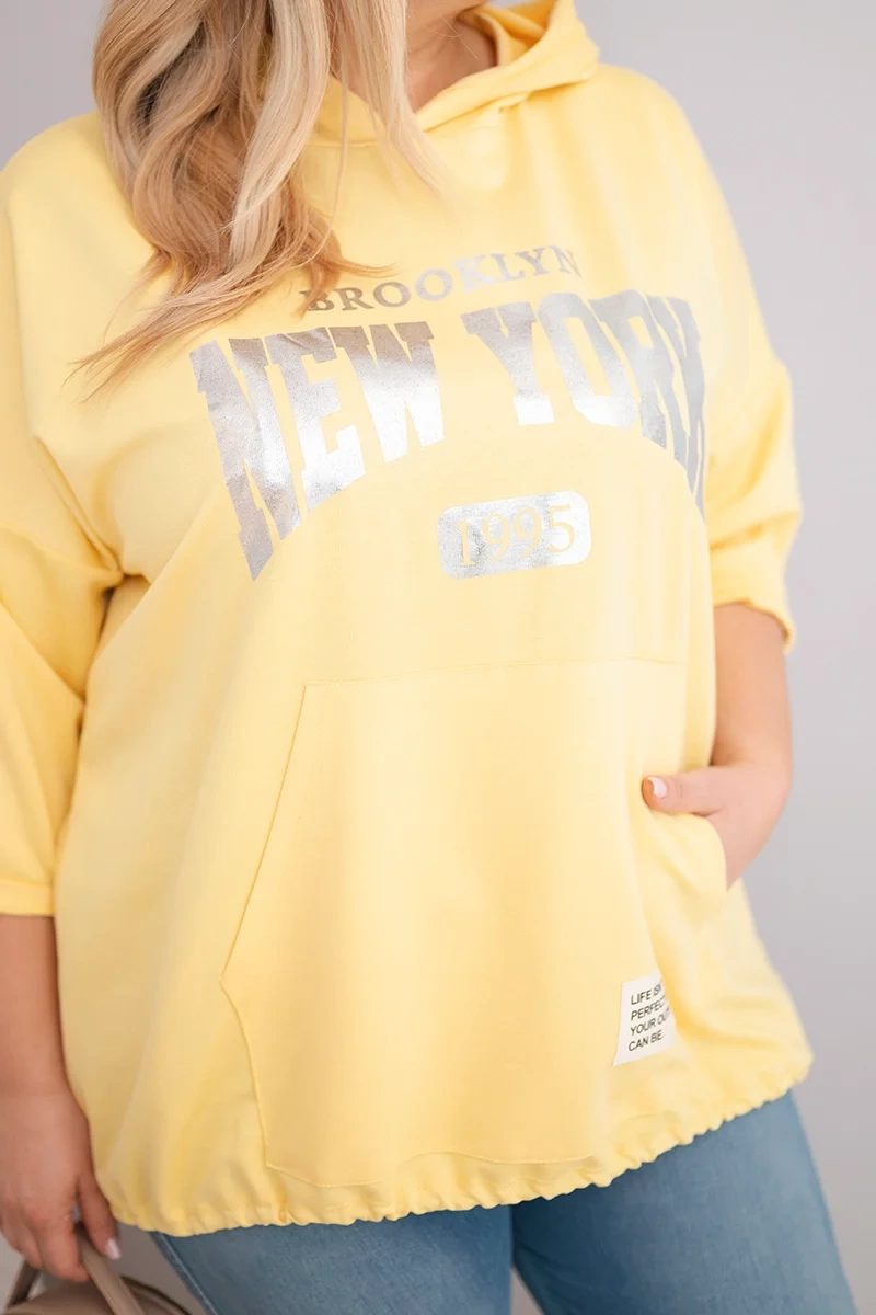 Bluza damska Plus Size wiskozowa z kapturem i kieszenią kangurką żółta - obrazek 4
