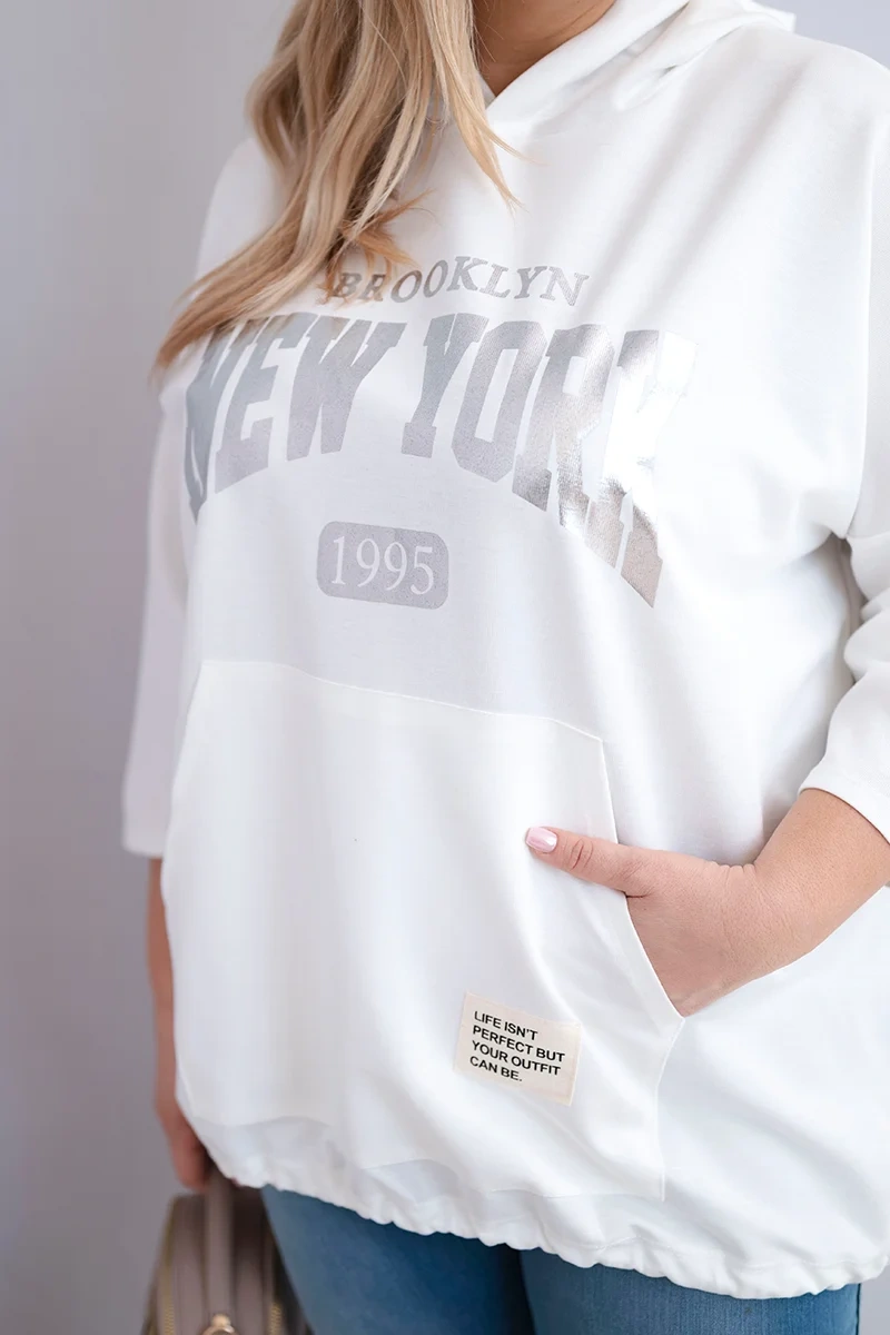 Bluza damska Plus Size wiskozowa z kapturem i kieszenią kangurką biała - obrazek 4