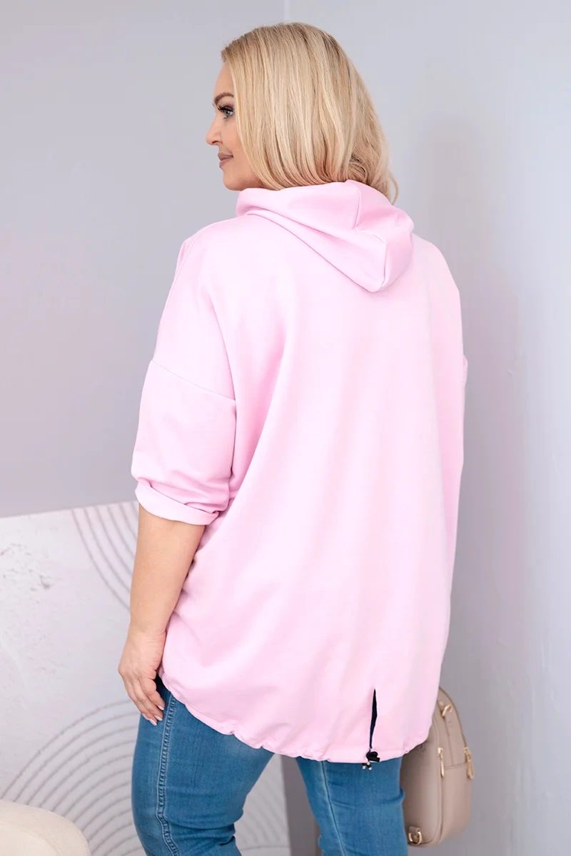 Bluza damska Plus Size wiskozowa z kapturem i kieszenią kangurką jasno różowa - obrazek 3