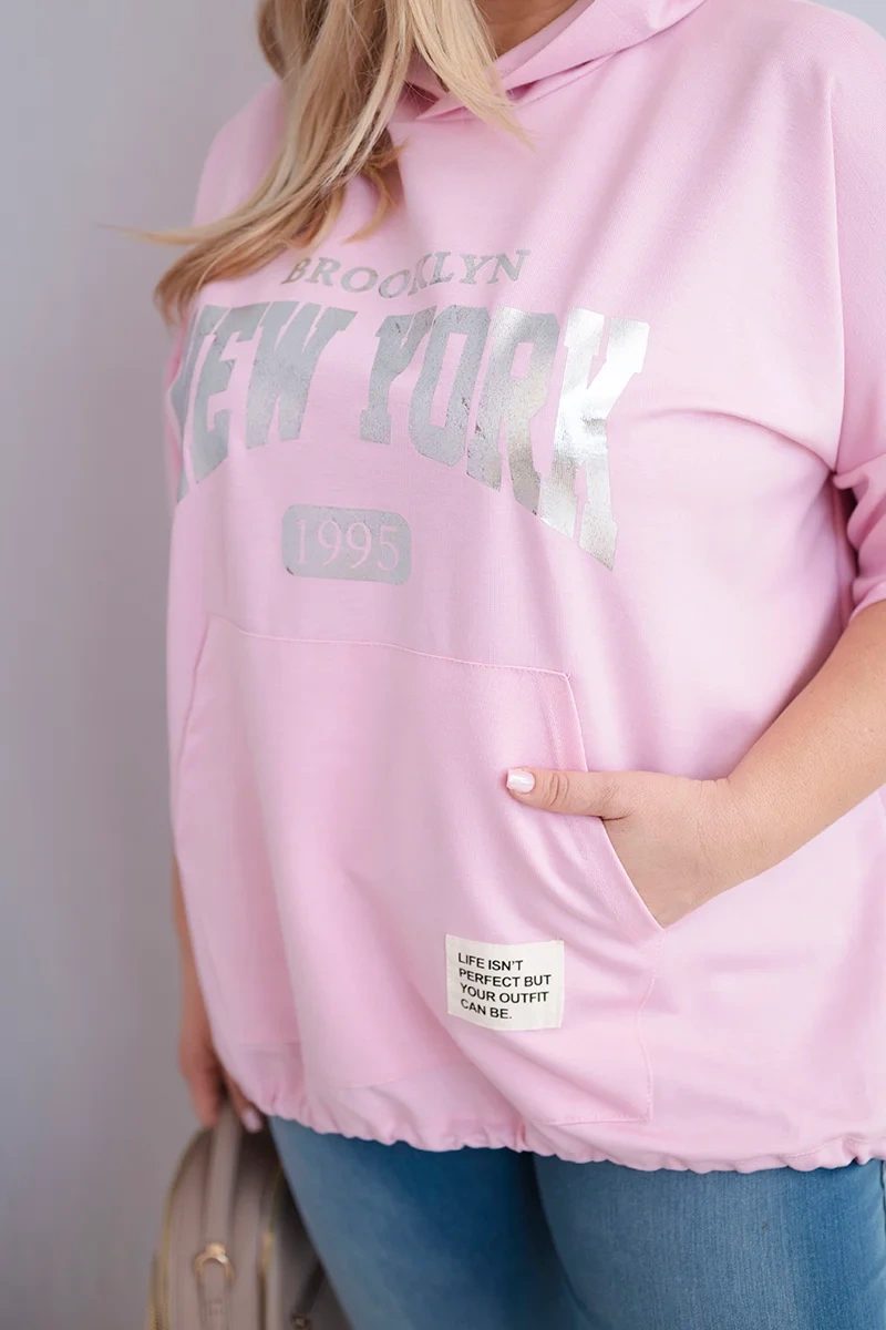 Bluza damska Plus Size wiskozowa z kapturem i kieszenią kangurką jasno różowa - obrazek 4