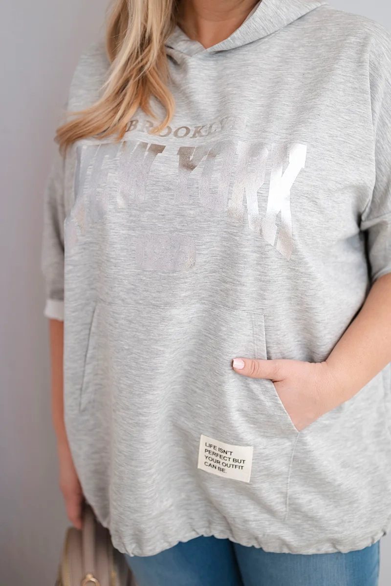 Bluza damska Plus Size wiskozowa z kapturem i kieszenią kangurką szary melanż - obrazek 4