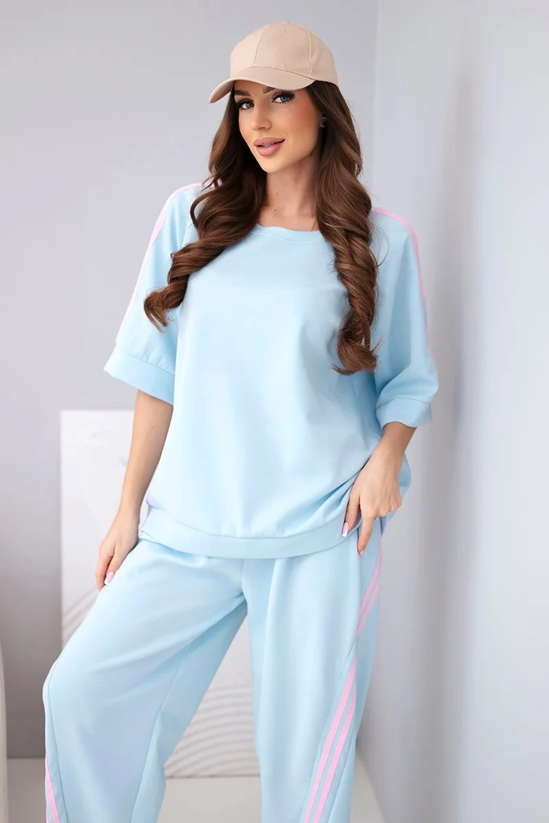 Komplet damski masełkowy z wiskozy bluza i spodnie z lampasami niebieski