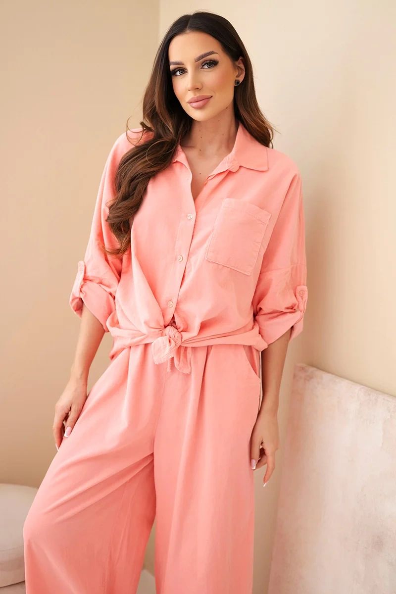 Komplet damski sztruksowy z wiązaną koszulą i szerokimi nogawkami morelowy