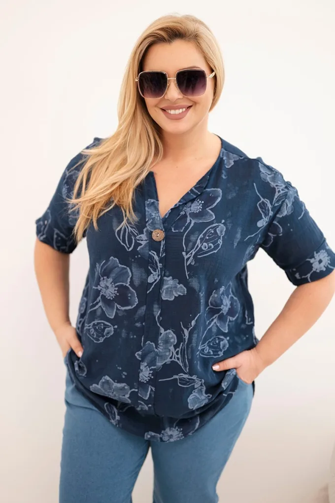 Bluzka damska bawełniana Plus Size w kwiatowy wzór granatowa