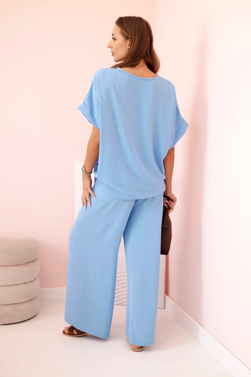 Komplet damski z wiskozy z ozdobnym kwiatem i szerokimi spodniami niebieski - obrazek 3