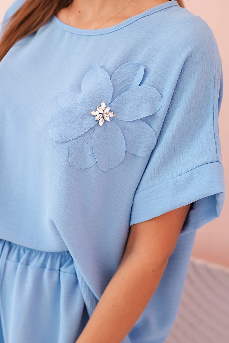 Komplet damski z wiskozy z ozdobnym kwiatem i szerokimi spodniami niebieski - obrazek 4