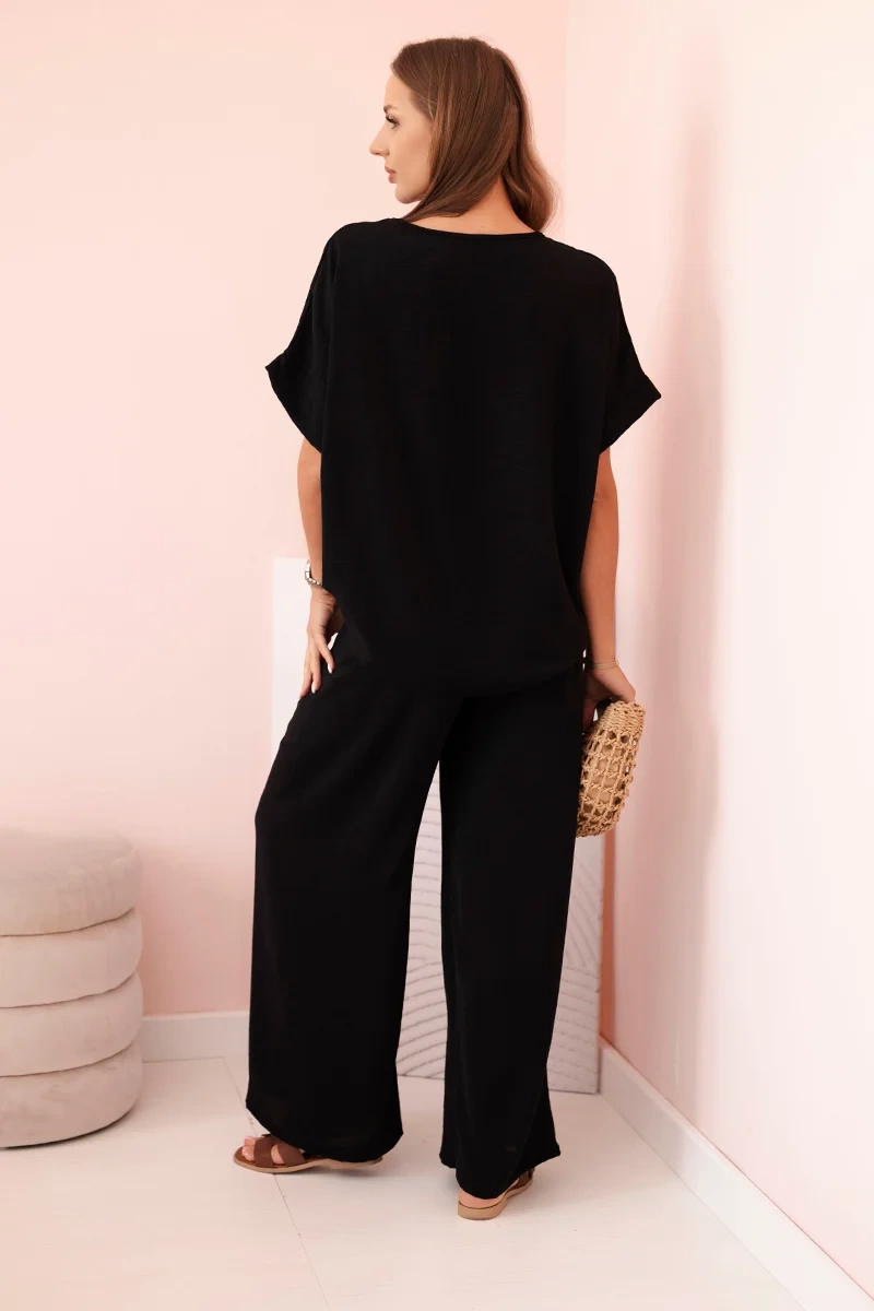 Komplet damski z wiskozy z ozdobnym kwiatem i szerokimi spodniami czarny - obrazek 3