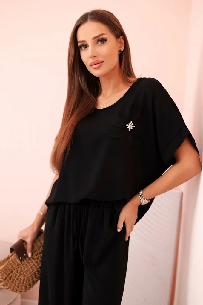 Komplet damski z wiskozy z ozdobnym kwiatem i szerokimi spodniami czarny