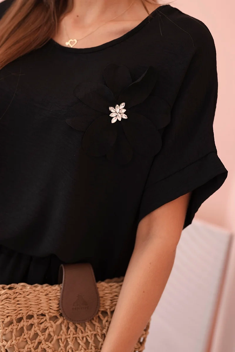 Komplet damski z wiskozy z ozdobnym kwiatem i szerokimi spodniami czarny - obrazek 4