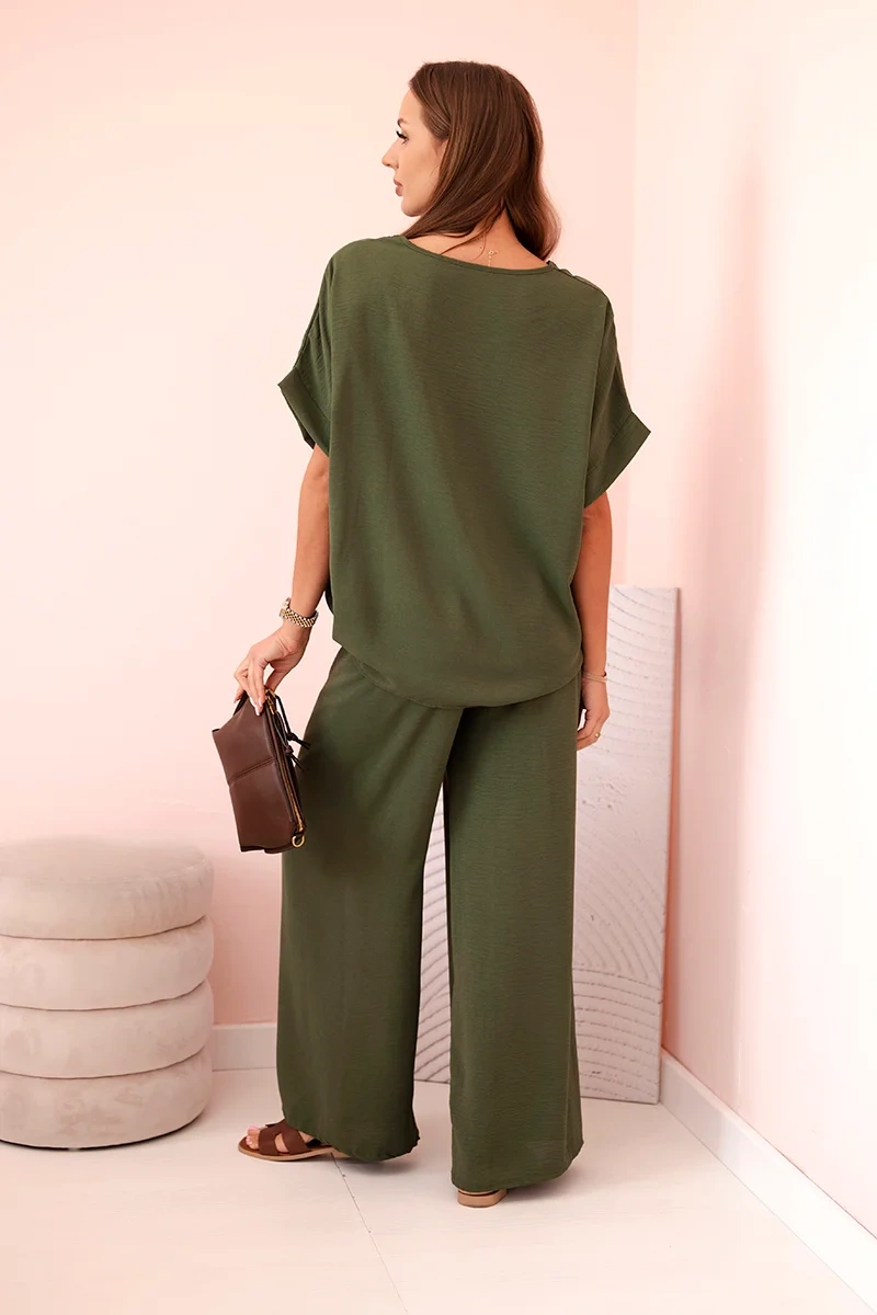 Komplet damski z wiskozy z ozdobnym kwiatem i szerokimi spodniami khaki - obrazek 3