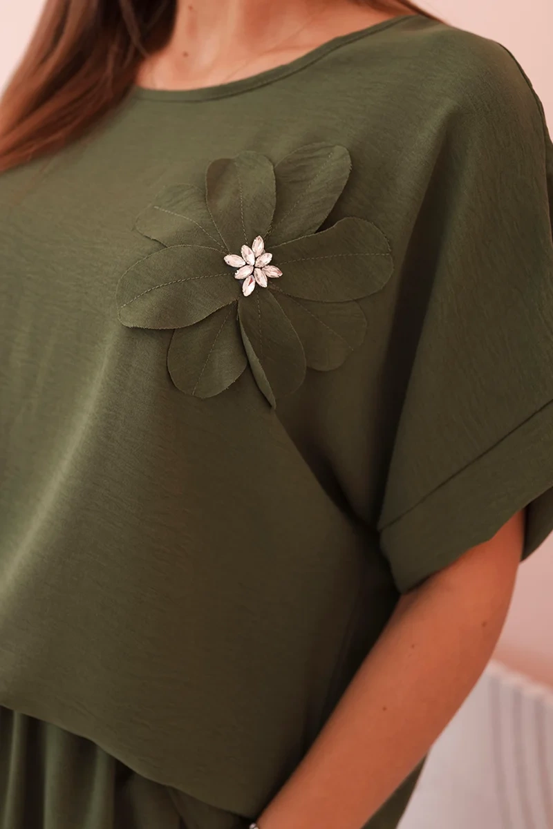Komplet damski z wiskozy z ozdobnym kwiatem i szerokimi spodniami khaki - obrazek 4
