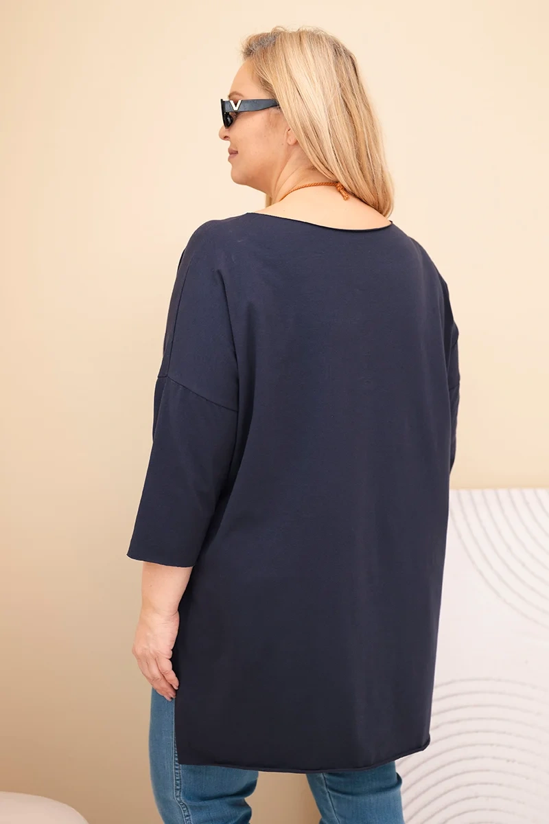 Bluzka damska bawełniana Plus Size asymetryczna z naszyjnikiem granatowa - obrazek 4