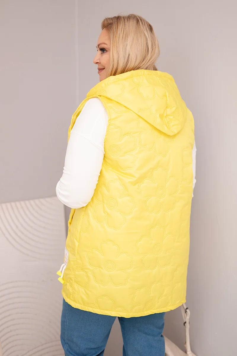 Kamizelka damska Plus Size z kapturem i pikowaniem w kwiaty żółta - obrazek 4