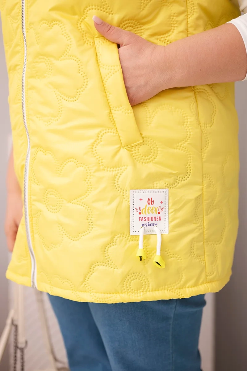 Kamizelka damska Plus Size z kapturem i pikowaniem w kwiaty żółta - obrazek 3