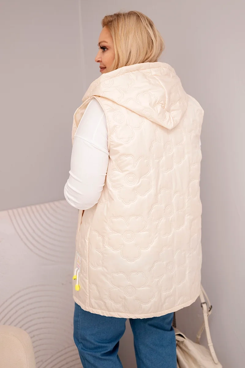 Kamizelka damska Plus Size z kapturem i pikowaniem w kwiaty jasno beżowa - obrazek 4