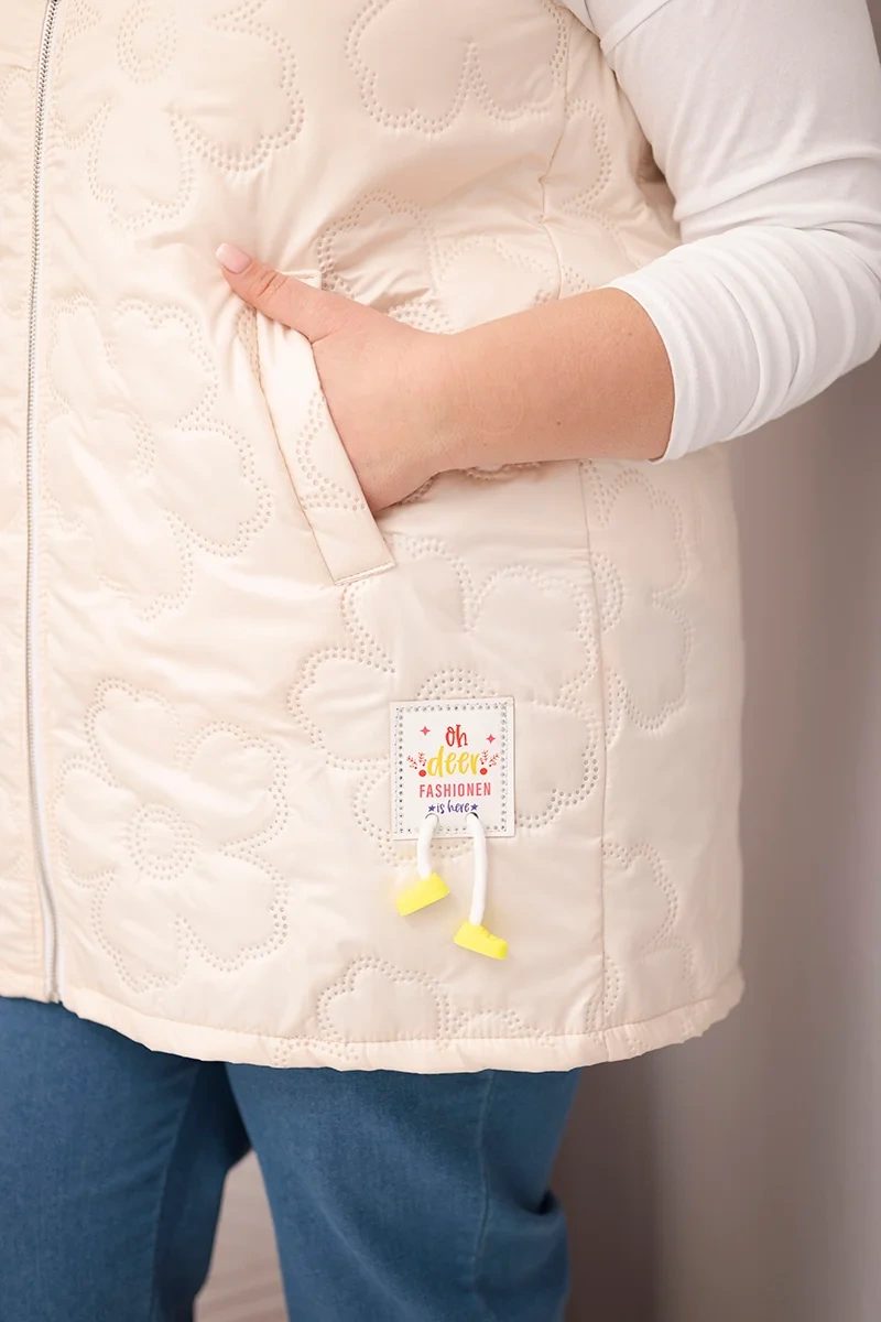 Kamizelka damska Plus Size z kapturem i pikowaniem w kwiaty jasno beżowa - obrazek 2