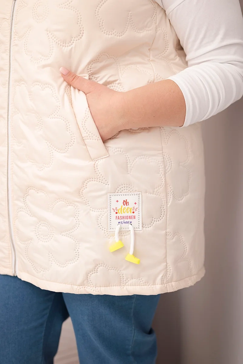 Kamizelka damska Plus Size z kapturem i pikowaniem w kwiaty jasno beżowa - obrazek 3