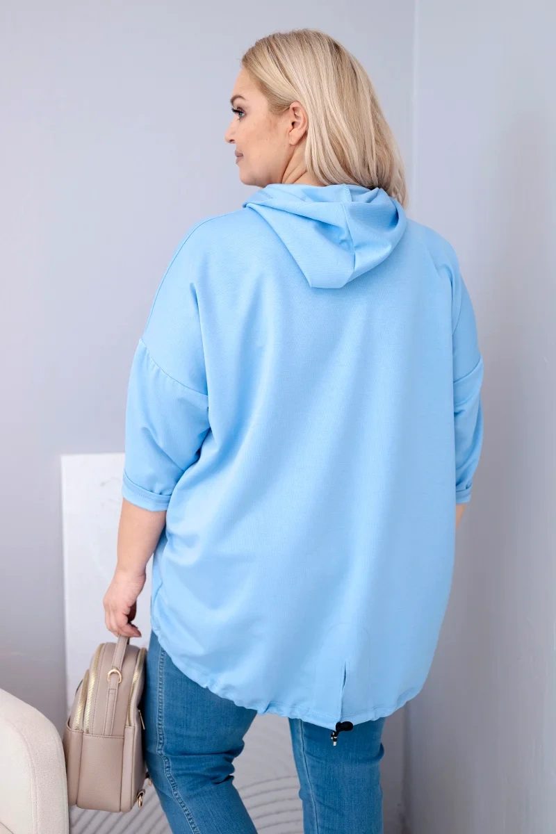 Bluza damska Plus Size wiskozowa z kapturem i kieszenią kangurką niebieska - obrazek 3