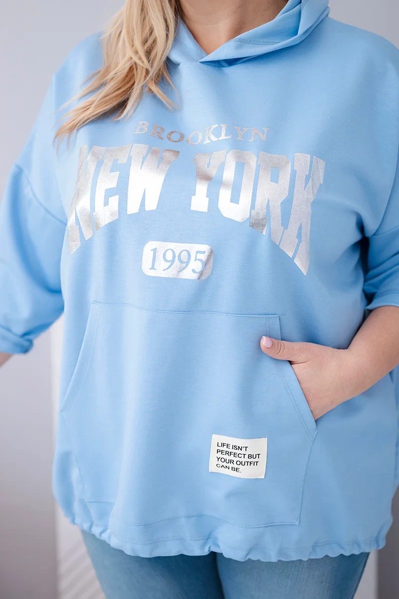 Bluza damska Plus Size wiskozowa z kapturem i kieszenią kangurką niebieska - obrazek 4