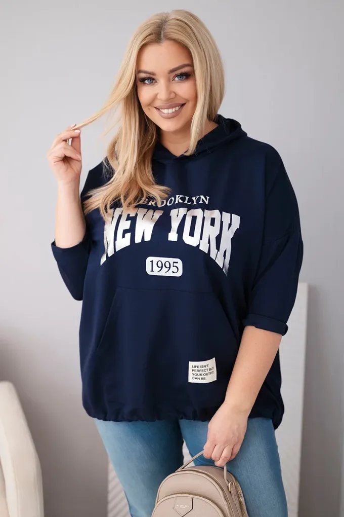 Bluza damska Plus Size wiskozowa z kapturem i kieszenią kangurką granatowa