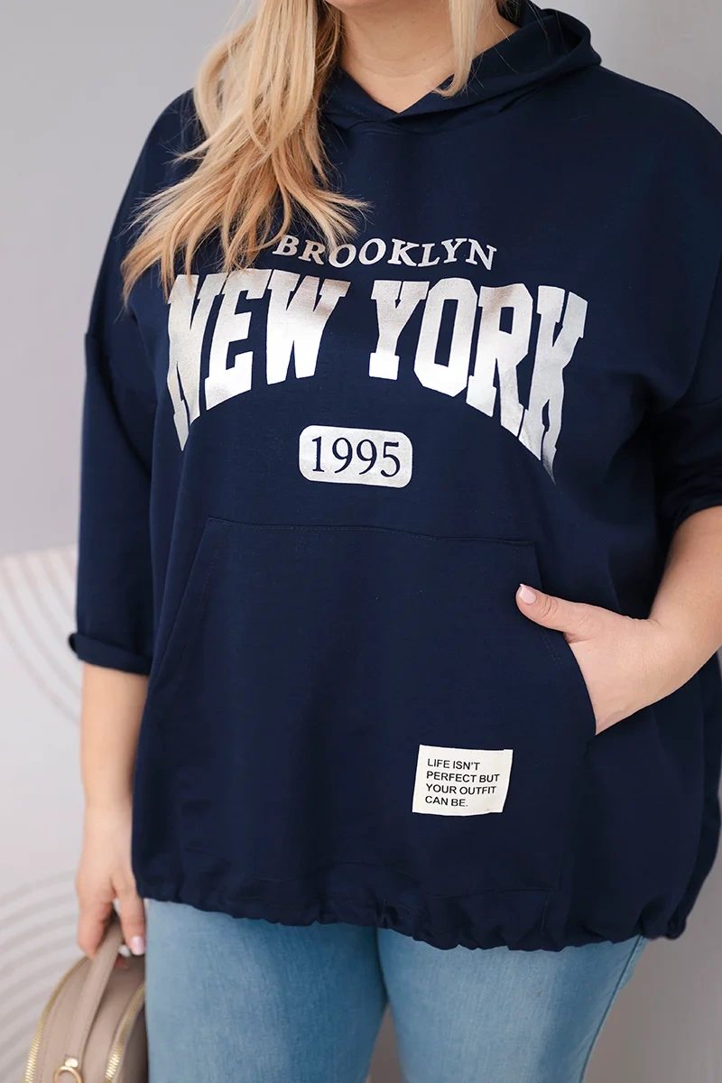 Bluza damska Plus Size wiskozowa z kapturem i kieszenią kangurką granatowa - obrazek 2