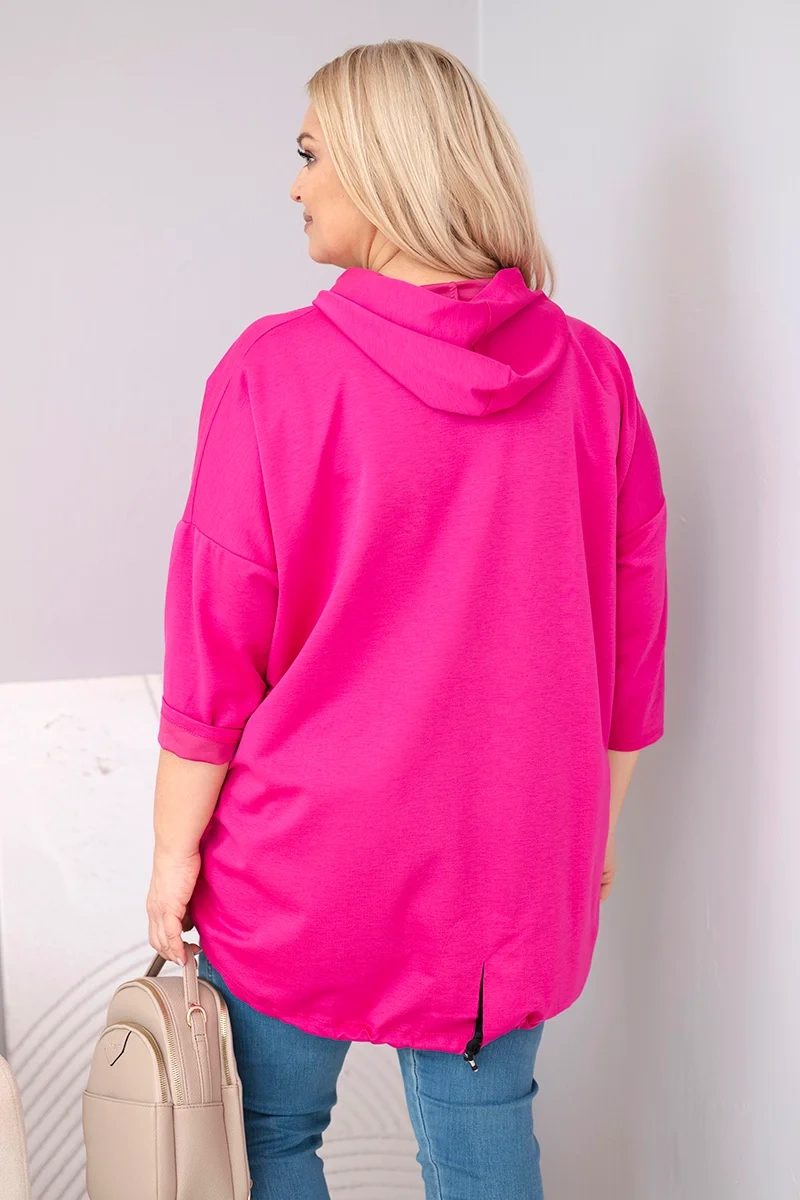 Bluza damska Plus Size wiskozowa z kapturem i kieszenią kangurką fuksja - obrazek 3