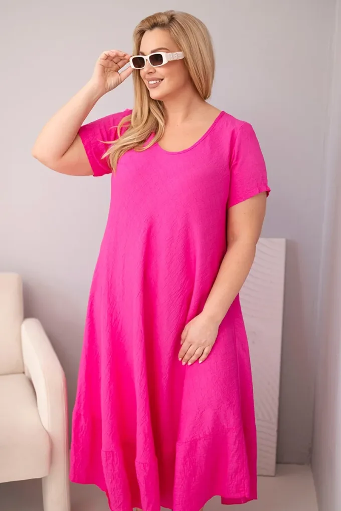Sukienka damska plus size z krótkim rękawem i falbaną z lekkiej wiskozy fuksja