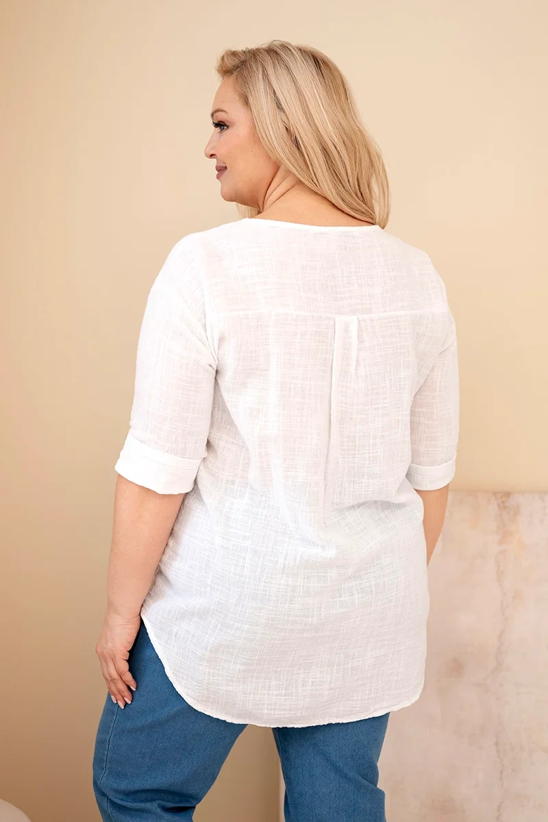 Bluzka damska bawełniana Plus Size z dekoltem na guziki biała - obrazek 3