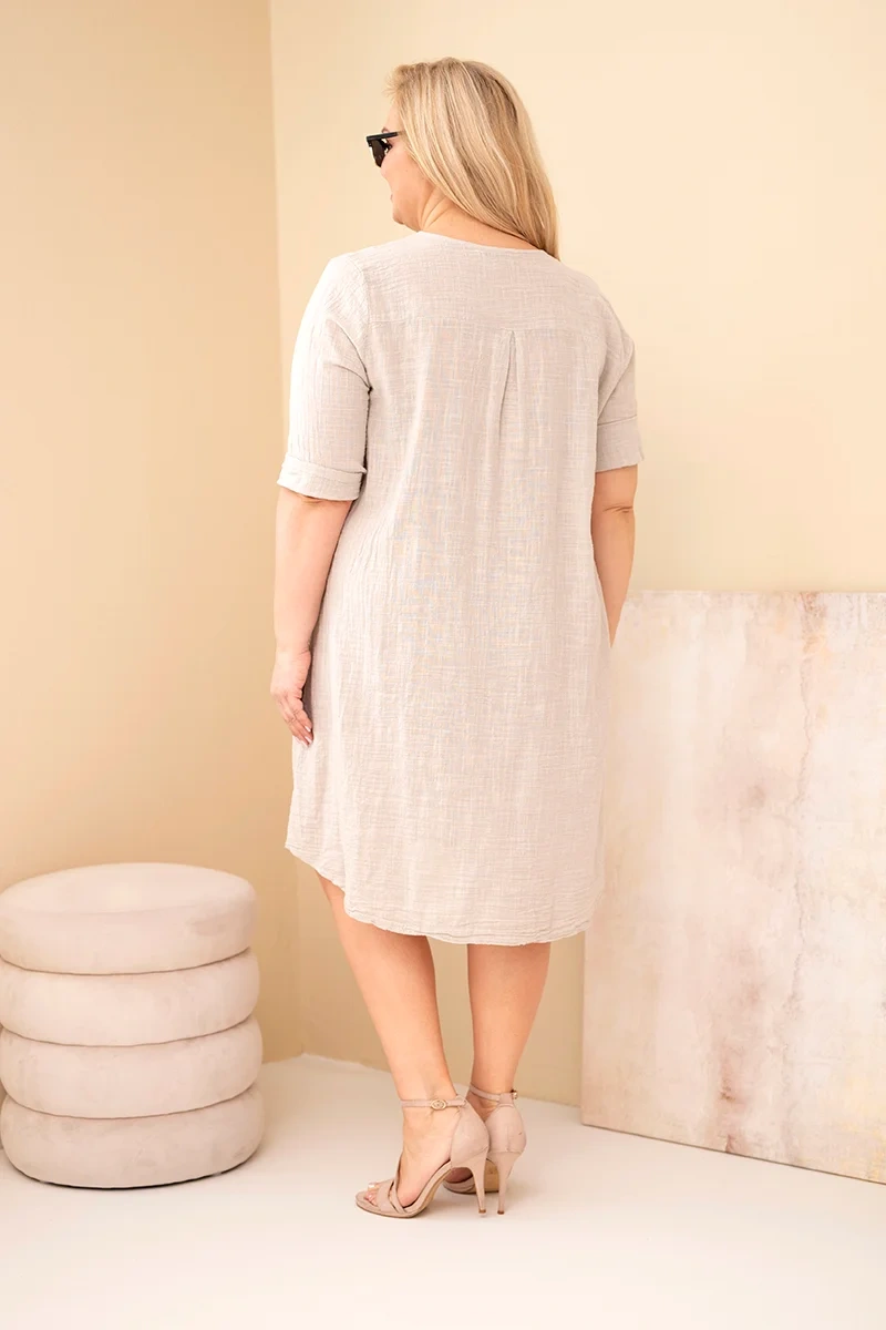 Sukienka damska bawełniana Plus Size z wiązaniem przy dekolcie beżowa - obrazek 3