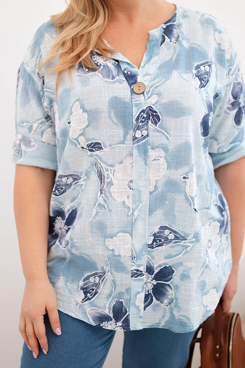 Bluzka damska bawełniana Plus Size w kwiatowy wzór niebieska - obrazek 4