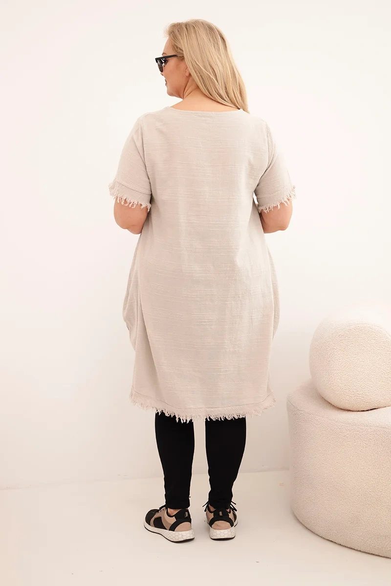 Sukienka damska bawełniana Plus Size z dłuższym tyłem i kieszenią beżowa - obrazek 3
