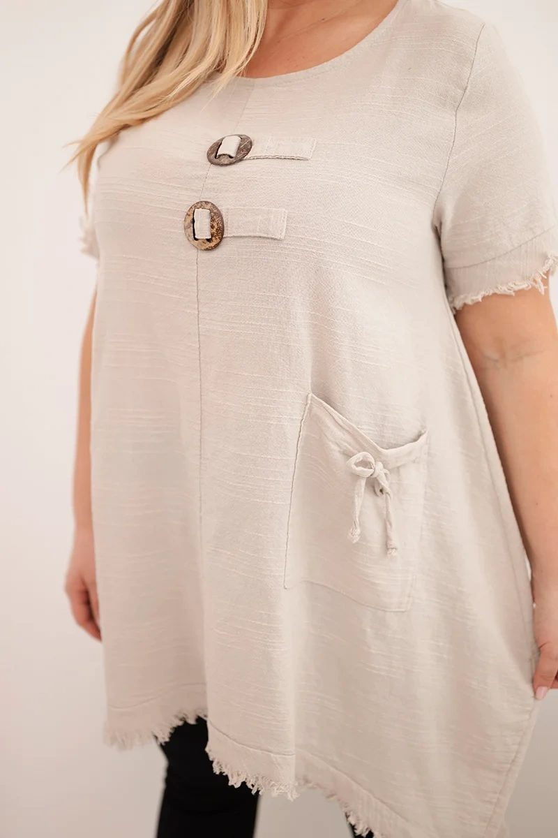 Sukienka damska bawełniana Plus Size z dłuższym tyłem i kieszenią beżowa - obrazek 4