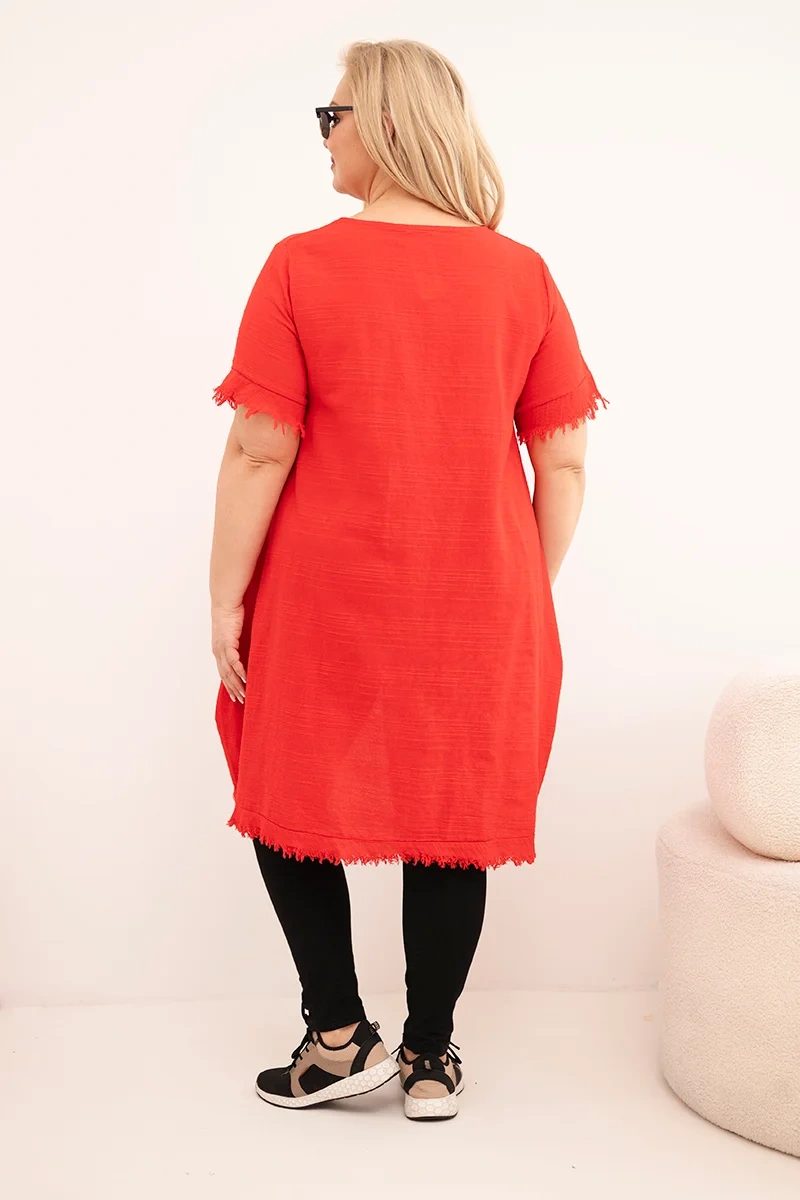 Sukienka damska bawełniana Plus Size z dłuższym tyłem i kieszenią czerwona - obrazek 3