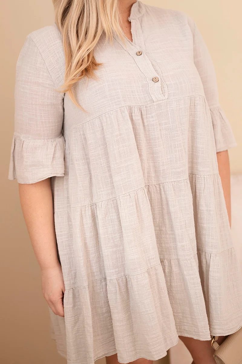 Sukienka damska bawełniana Plus Size z falbanami beżowa - obrazek 4
