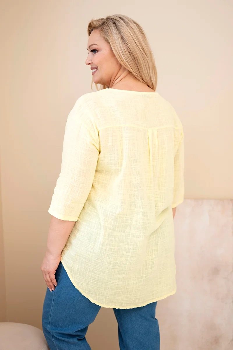Bluzka damska bawełniana Plus Size z dekoltem na guziki żółta - obrazek 3