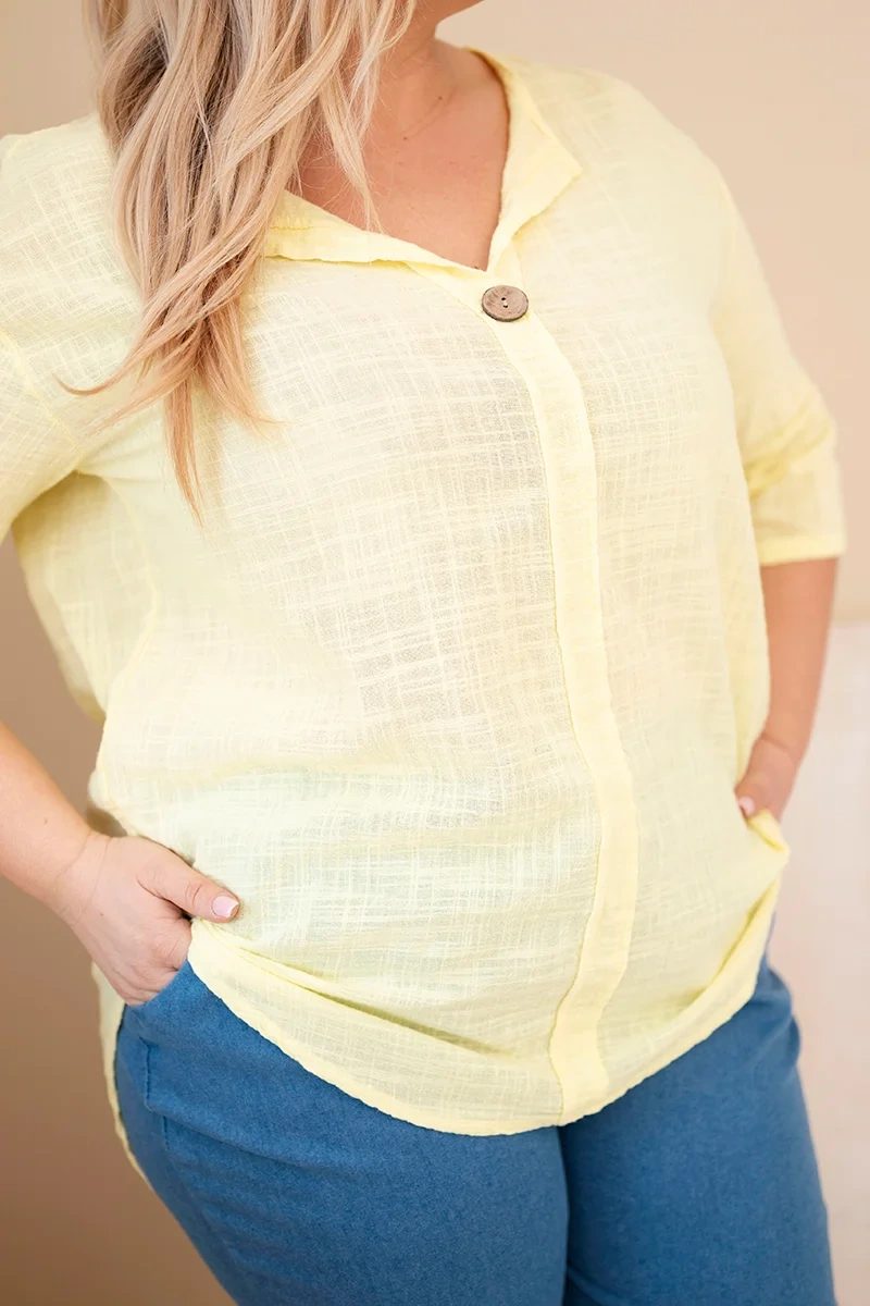 Bluzka damska bawełniana Plus Size z dekoltem na guziki żółta - obrazek 4