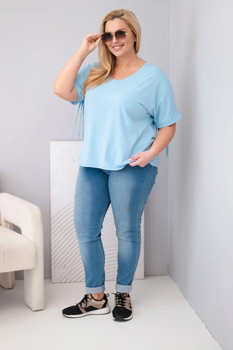 Bluzka damska bawełniana Plus Size z dekoltem V i frędzlami na plecach niebieska