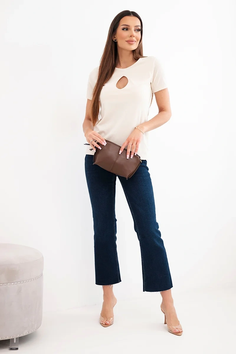 Bluzka damska wiskozowa prążkowana z ozdobnym wycięciem przy dekolcie beżowa - obrazek 2