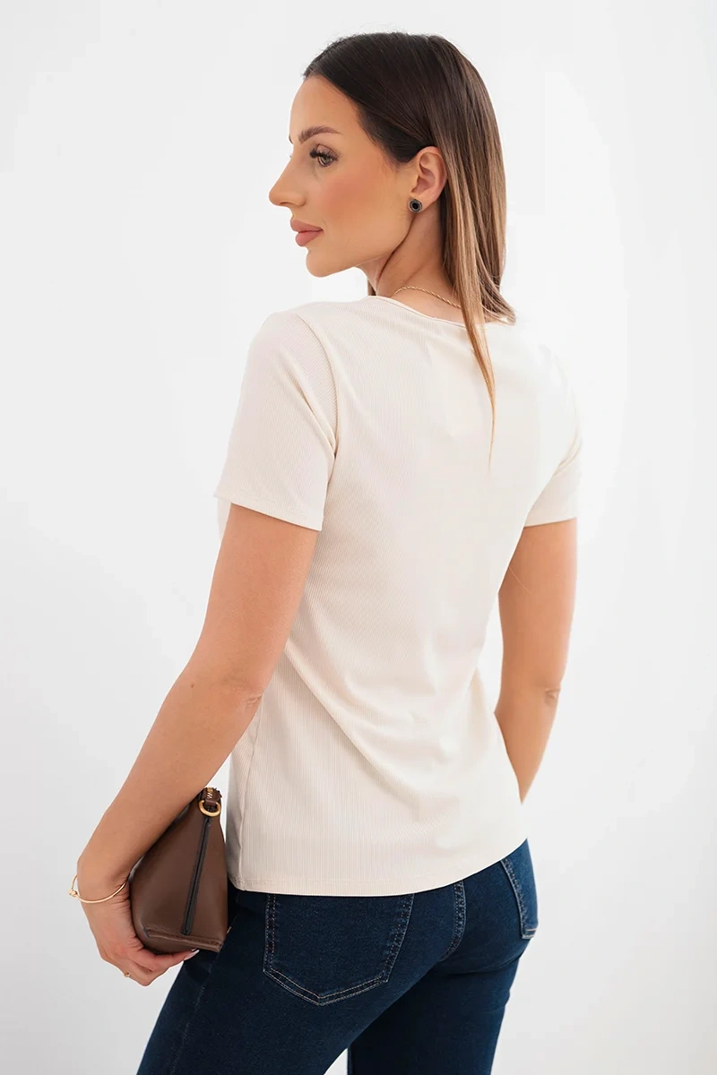Bluzka damska wiskozowa prążkowana z ozdobnym wycięciem przy dekolcie beżowa - obrazek 3