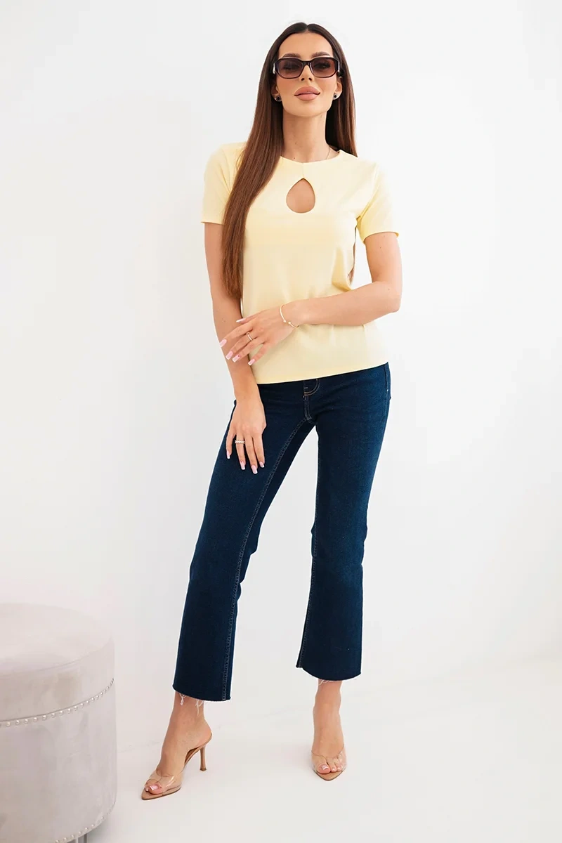 Bluzka damska wiskozowa prążkowana z ozdobnym wycięciem przy dekolcie żółta - obrazek 2