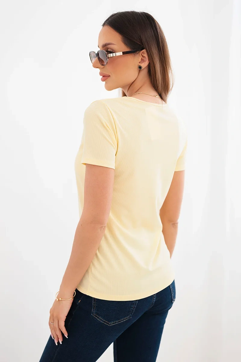 Bluzka damska wiskozowa prążkowana z ozdobnym wycięciem przy dekolcie żółta - obrazek 3