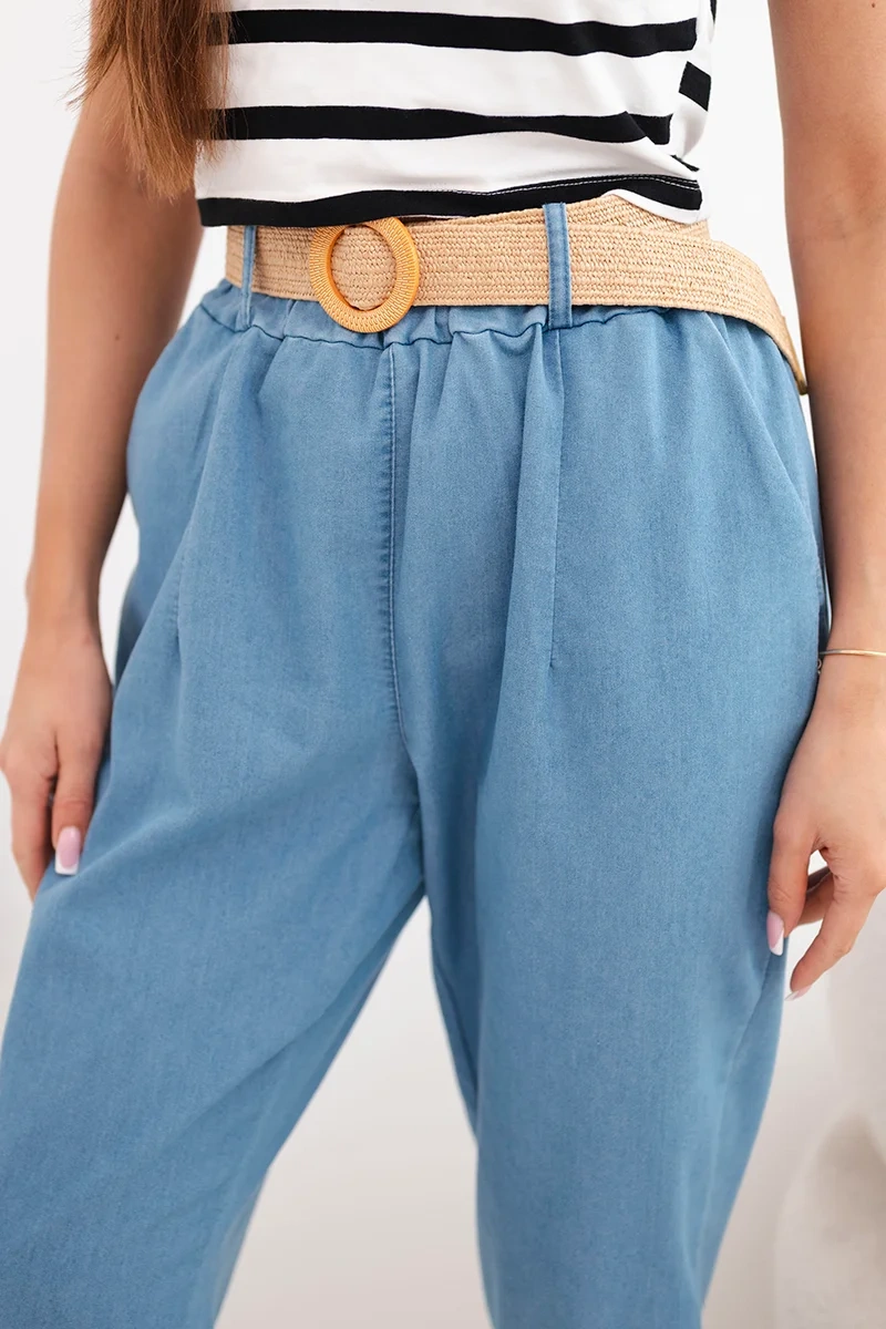 Spodnie damskie z podwijaną nogawką i paskiem jasno jeansowe - obrazek 4