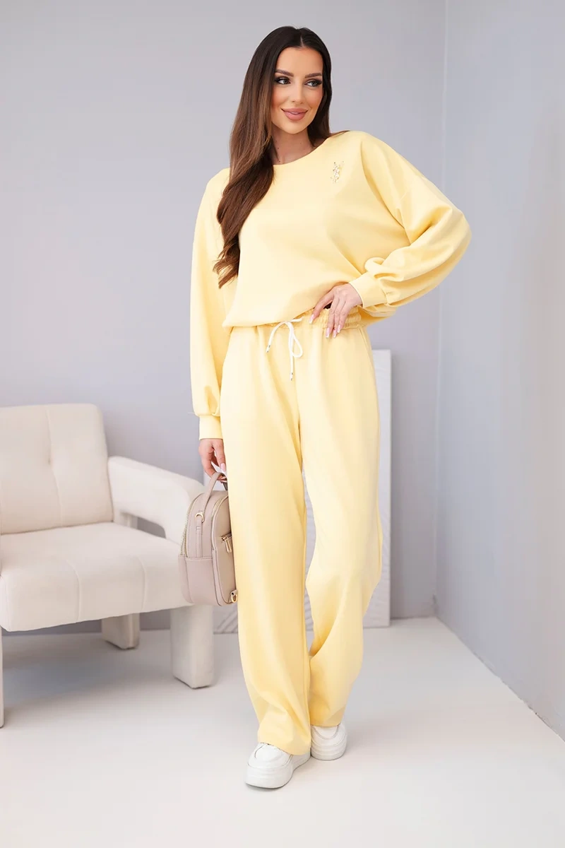 Komplet damski masełko bluza z broszką i spodnie z prostą nogawką ciemny żółty - obrazek 2
