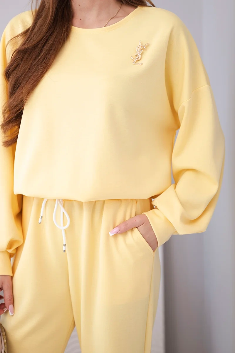 Komplet damski masełko bluza z broszką i spodnie z prostą nogawką ciemny żółty - obrazek 3
